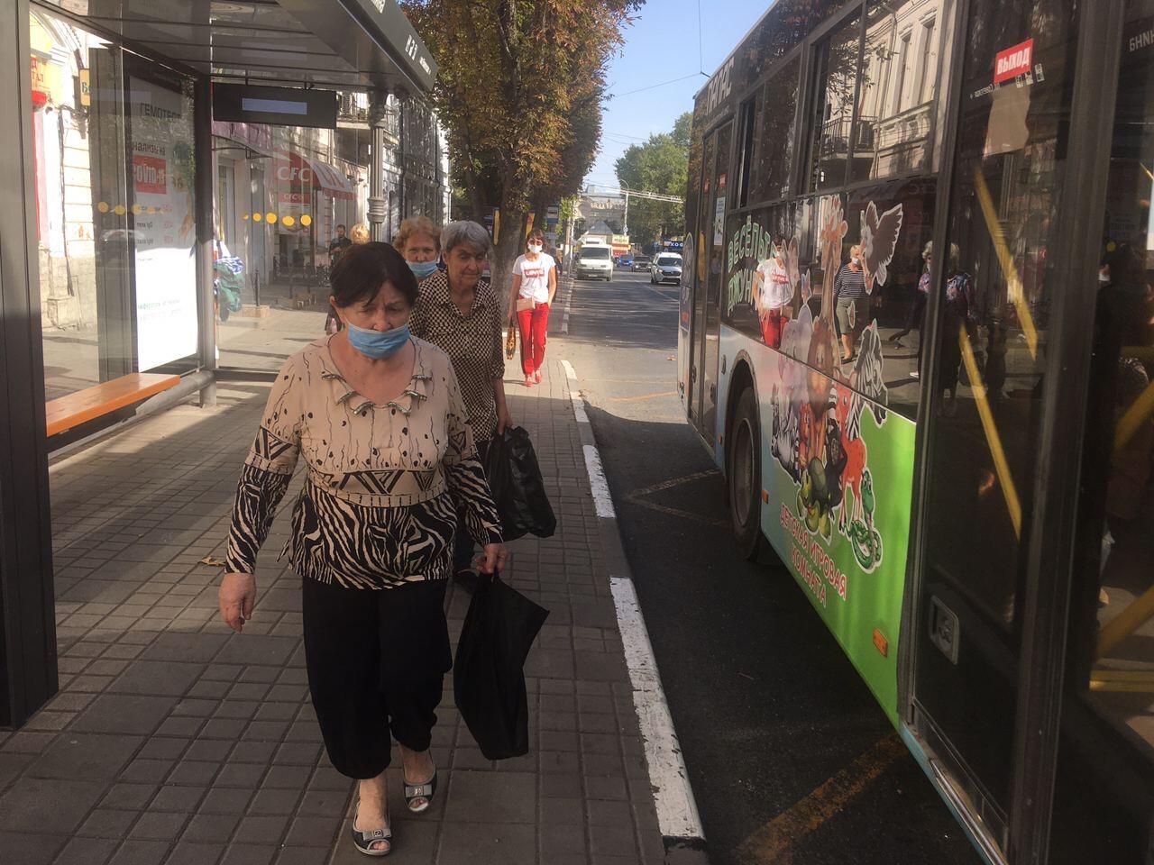 Посадка в автобус в Симферополе Посадка в автобус в Симферополе - РИА Новости, 1920, 08.10.2020