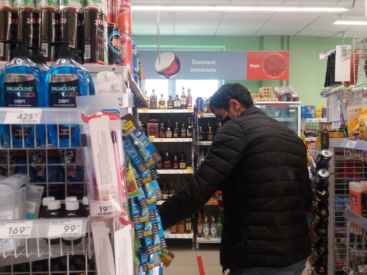 Мужчина в магазине Екатеринбурга Мужчина в магазине Екатеринбурга - РИА Новости, 1920, 08.10.2020