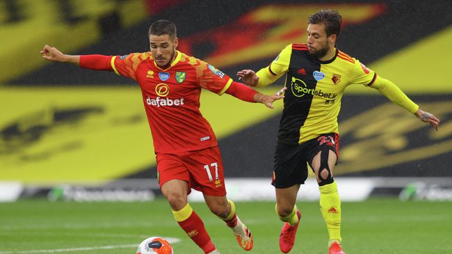 Norwich City's Argentinian midfielder Emiliano Buendia (L) vies for the ball with Watford's Spanish defender Kiko Femenia  during the English Premier League football match between Watford and Norwich City at Vicarage Road Stadium in Watford, north of London, on July 7, 2020. (Photo by Richard Heathcote / various sources / AFP) / RESTRICTED TO EDITORIAL USE. No use with unauthorized audio, video, data, fixture lists, club/league logos or 'live' services. Online in-match use limited to 120 images. An additional 40 images may be used in extra time. No video emulation. Social media in-match use limited to 120 images. An additional 40 images may be used in extra time. No use in betting publications, games or single club/league/player publications. / 