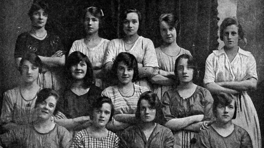 Фотография девушек, которые работали на одной из мельниц Белфаста в Ирландии - РИА Новости, 1920, 09.10.2020