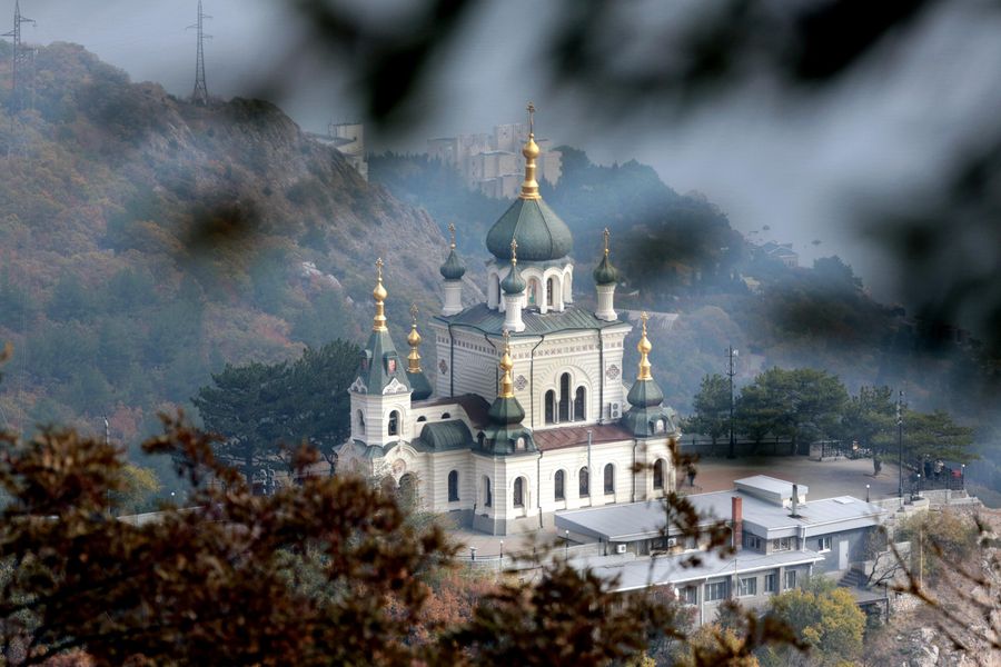 Храм Воскресения Христова над поселком Форос Храм Воскресения Христова над поселком Форос