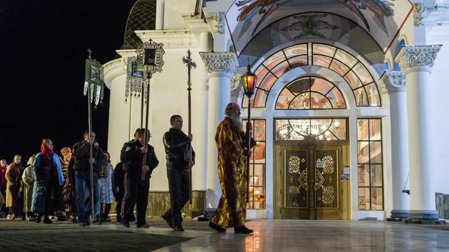 Крестный ход во время пасхальной службы в храме-маяке Святого Николая Чудотворца в селе Малореченском Крестный ход во время пасхальной службы в храме-маяке Святого Николая Чудотворца в селе Малореченском
