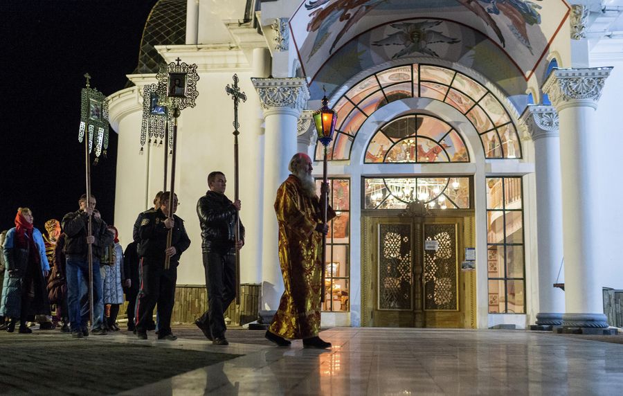 Крестный ход во время пасхальной службы в храме-маяке Святого Николая Чудотворца в селе Малореченском Крестный ход во время пасхальной службы в храме-маяке Святого Николая Чудотворца в селе Малореченском