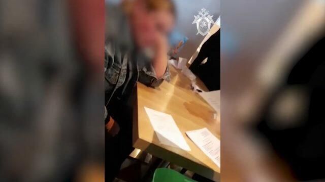 Кадры задержания женщины, обвиняемой в продаже новорожденной дочери Кадры задержания женщины, обвиняемой в продаже новорожденной дочери - РИА Новости, 1920, 09.10.2020