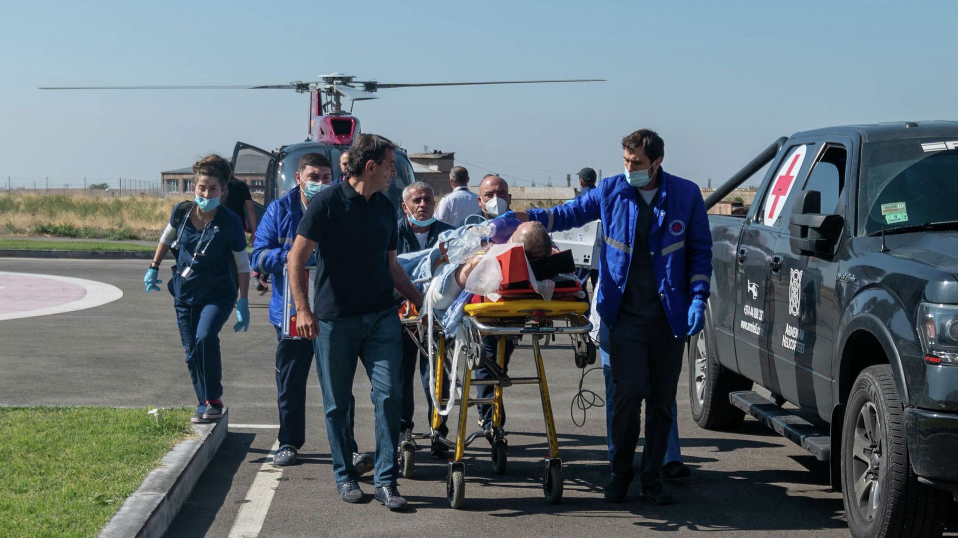 Пострадавший во время обстрела карабахского города Шуша военный корреспондент Юрий Котенок доставлен в медицинский центр Эребуни в Ереване Пострадавший во время обстрела карабахского города Шуша военный корреспондент Юрий Котенок доставлен в медицинский центр Эребуни в Ереване - РИА Новости, 1920, 09.10.2020