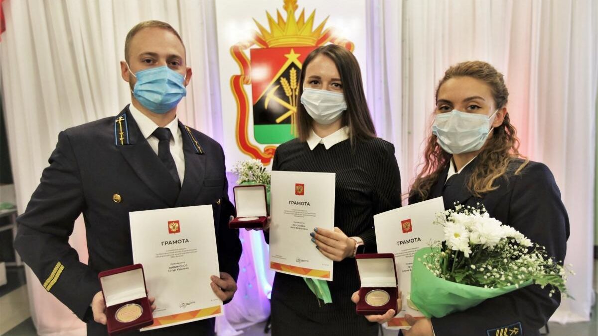 Волонтеры компании СУЭК, награжденные памятными медалями за бескорыстный вклад в организацию Общероссийской акции взаимопомощи #МыВместе Волонтеры компании СУЭК, награжденные памятными медалями за бескорыстный вклад в организацию Общероссийской акции взаимопомощи #МыВместе - РИА Новости, 1920, 09.10.2020