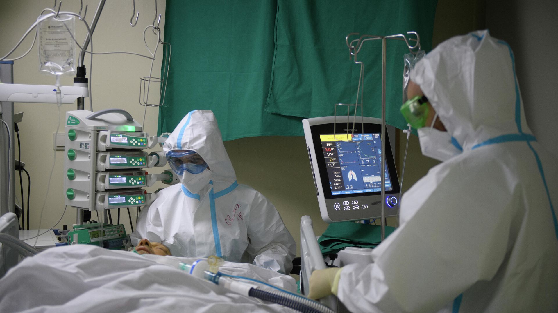 Медицинские работники оказывают помощь пациенту с COVID-19 в городской клинической больнице № 52 в Москве Медицинские работники оказывают помощь пациенту с COVID-19 в городской клинической больнице № 52 в Москве - РИА Новости, 1920, 10.10.2020