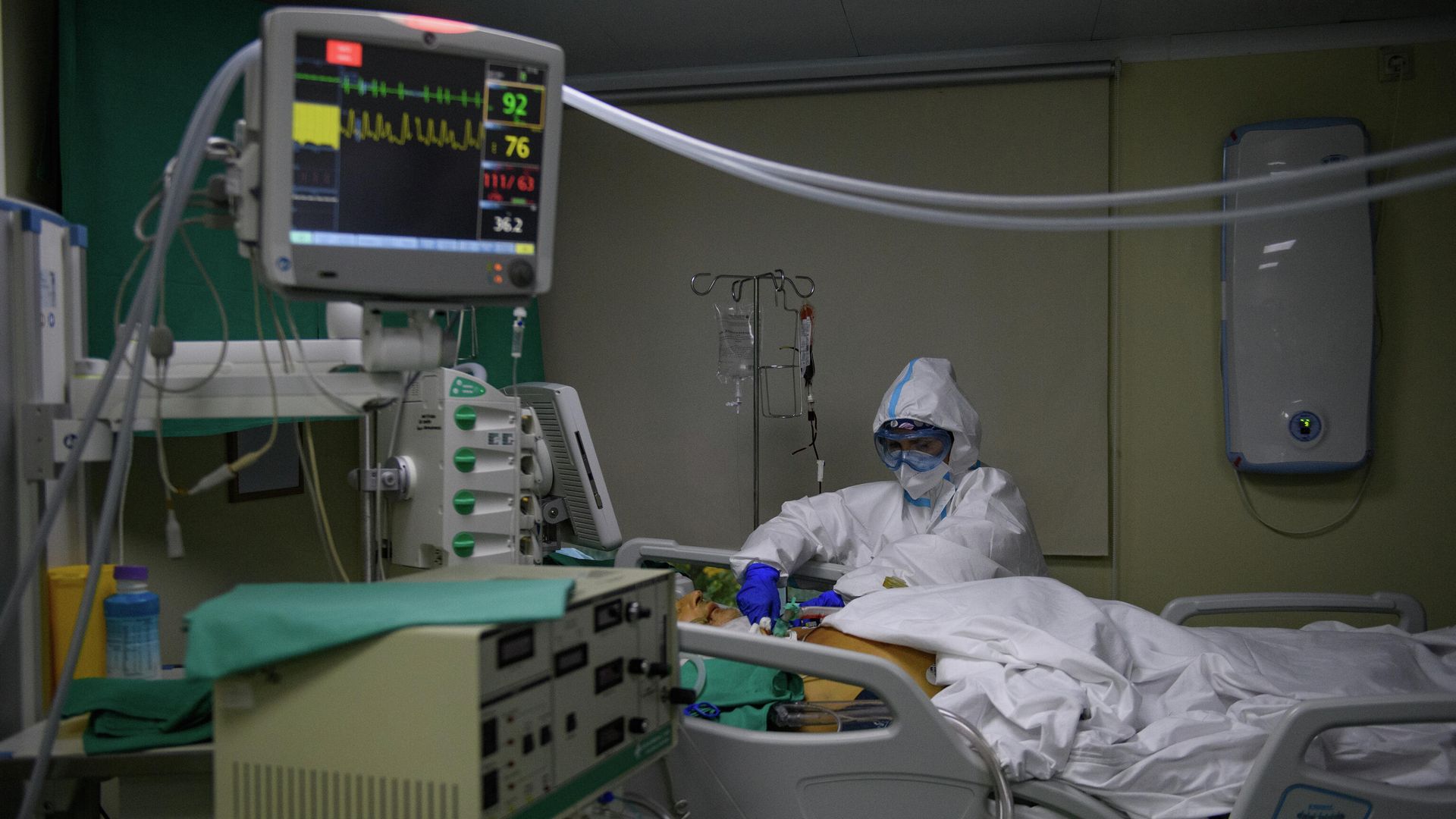 Медицинский работник оказывает помощь пациенту с COVID-19 в отделении гемодиализа городской клинической больницы № 52 Медицинский работник оказывает помощь пациенту с COVID-19 в отделении гемодиализа городской клинической больницы № 52 - РИА Новости, 1920, 21.10.2020