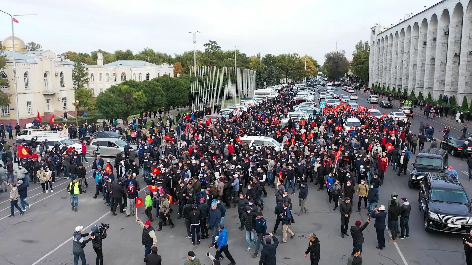 Сторонники Алмазбека Атамбаева и Омурбека Бабанова принимают участие в митинге в Бишкеке Сторонники Алмазбека Атамбаева и Омурбека Бабанова принимают участие в митинге в Бишкеке - РИА Новости, 1920, 11.10.2020