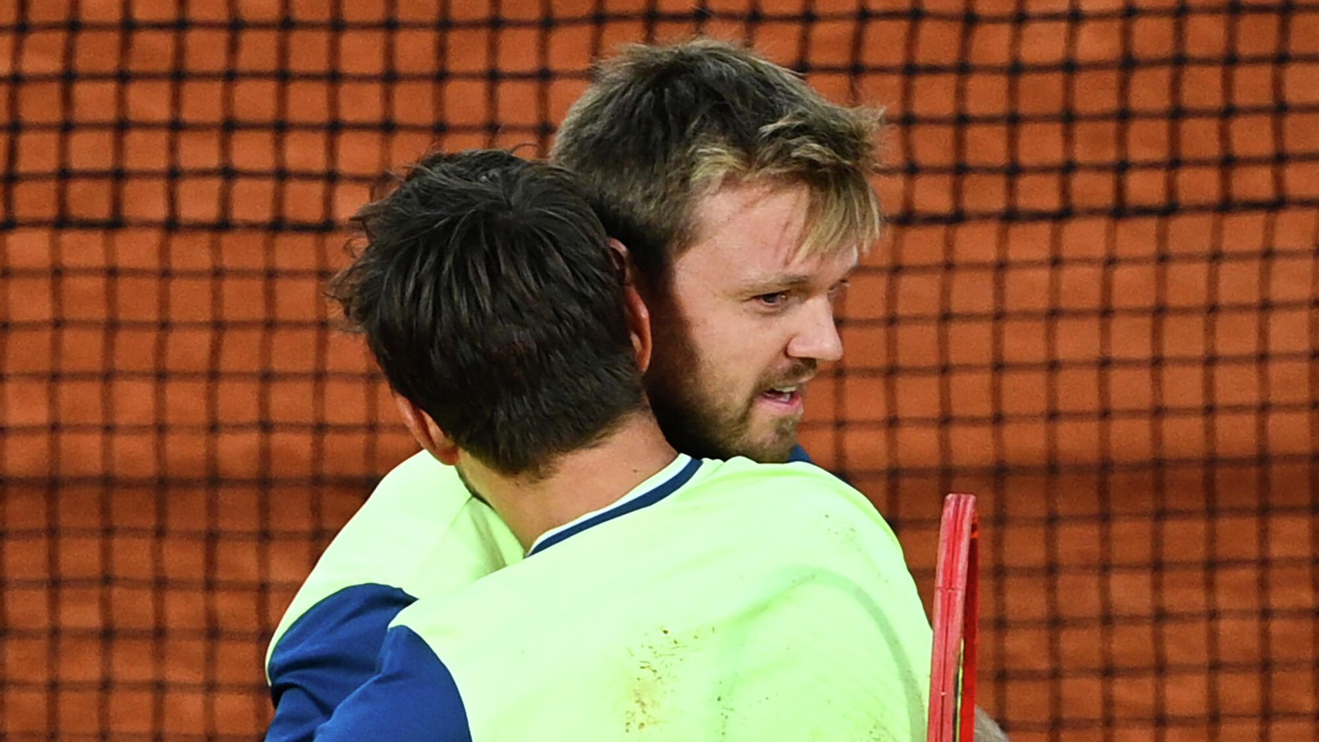 Germany's Kevin Krawietz (L) and Germany's Andreas Mies (R) celebrate after winning against Croatia's Mate Pavic and Brazil's Bruno Soares during their men's doubles final tennis match on Day 14 of The Roland Garros 2020 French Open tennis tournament in Paris on October 14, 2020. (Photo by Anne-Christine POUJOULAT / AFP) Germany's Kevin Krawietz (L) and Germany's Andreas Mies (R) celebrate after winning against Croatia's Mate Pavic and Brazil's Bruno Soares during their men's doubles final tennis match on Day 14 of The Roland Garros 2020 French Open tennis tournament in Paris on October 14, 2020. (Photo by Anne-Christine POUJOULAT / AFP) - РИА Новости, 1920, 10.10.2020