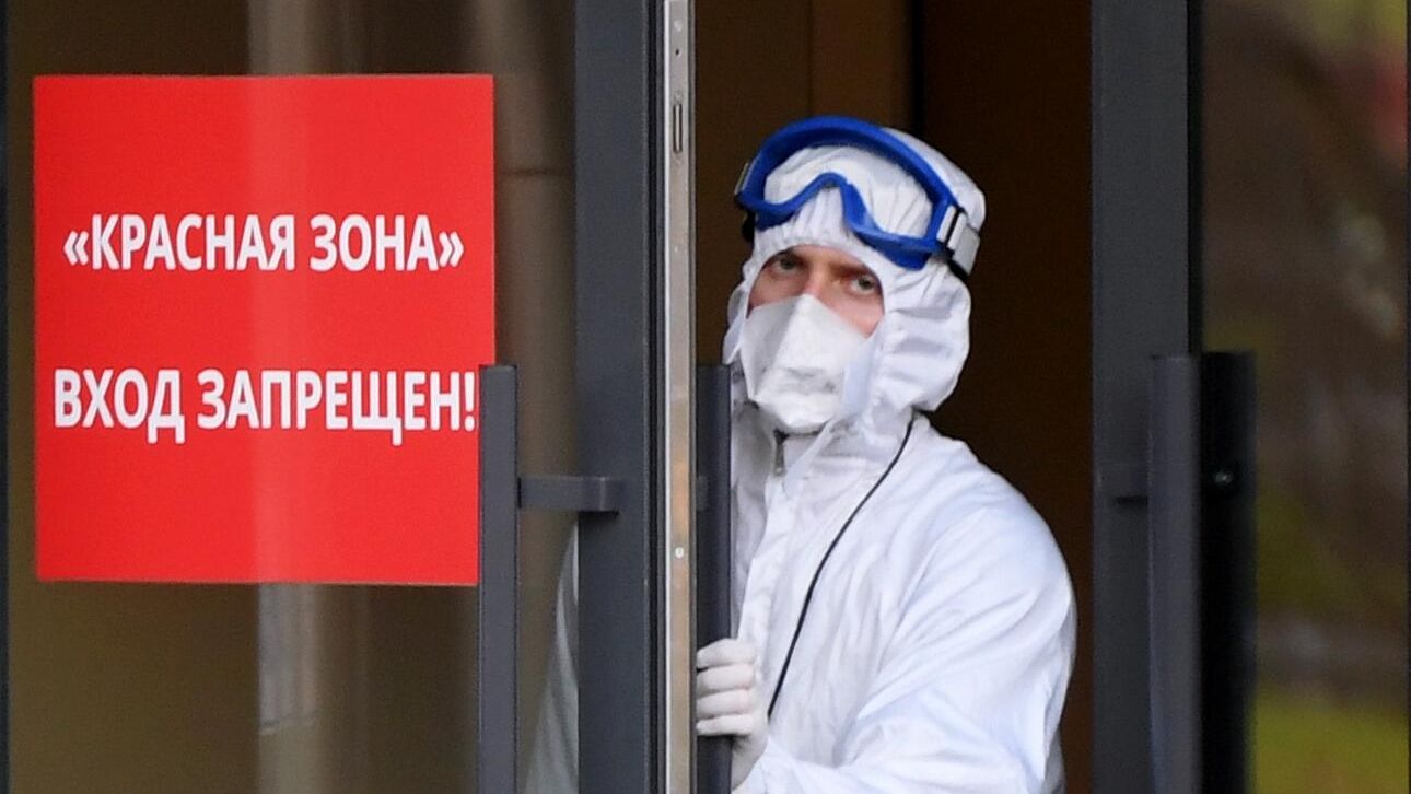 Медицинский персонал на территории Республиканской клинической инфекционной больницы в Казани Медицинский персонал на территории Республиканской клинической инфекционной больницы в Казани - РИА Новости, 1920, 12.10.2020