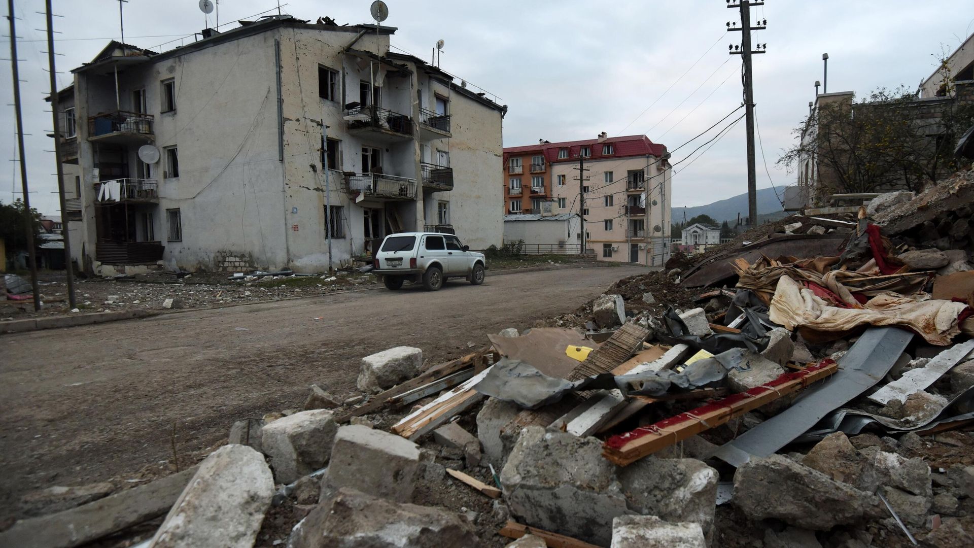 Дома в Степанакерте, поврежденные в результате обстрелов Дома в Степанакерте, поврежденные в результате обстрелов - РИА Новости, 1920, 13.10.2020