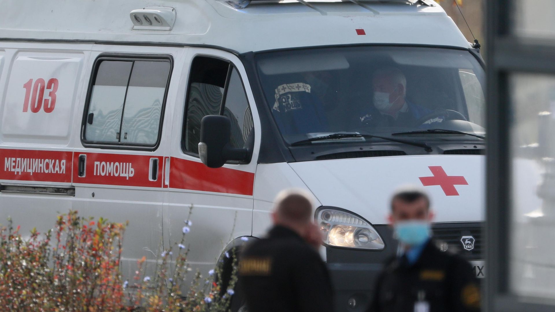 Машина скорой медицинской помощи возле карантинного центра в Коммунарке Машина скорой медицинской помощи возле карантинного центра в Коммунарке - РИА Новости, 1920, 06.11.2020