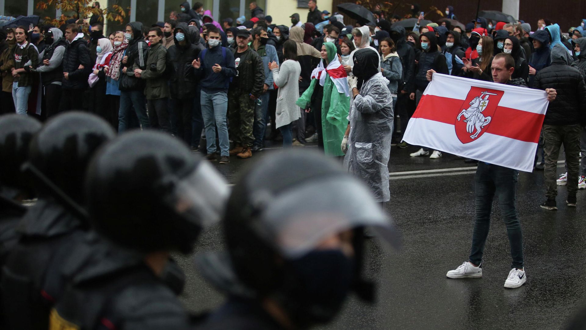 Сотрудники правоохранительных органов во время митинга оппозиции в Минске Сотрудники правоохранительных органов во время митинга оппозиции в Минске - РИА Новости, 1920, 18.10.2020