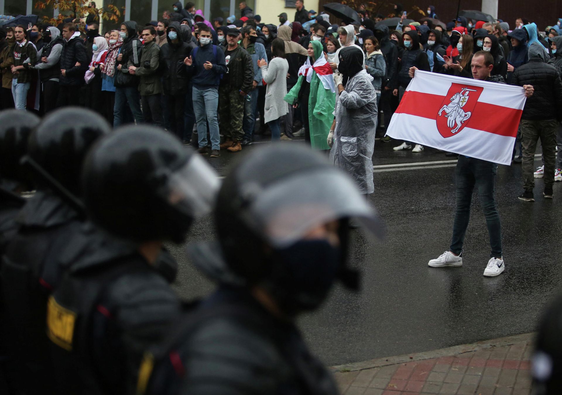 Сотрудники правоохранительных органов во время митинга оппозиции в Минске Сотрудники правоохранительных органов во время митинга оппозиции в Минске - РИА Новости, 1920, 13.10.2020