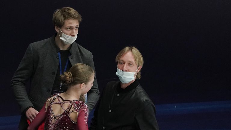 Александра Трусова и Евгений Плющенко (справа) Александра Трусова и Евгений Плющенко (справа)