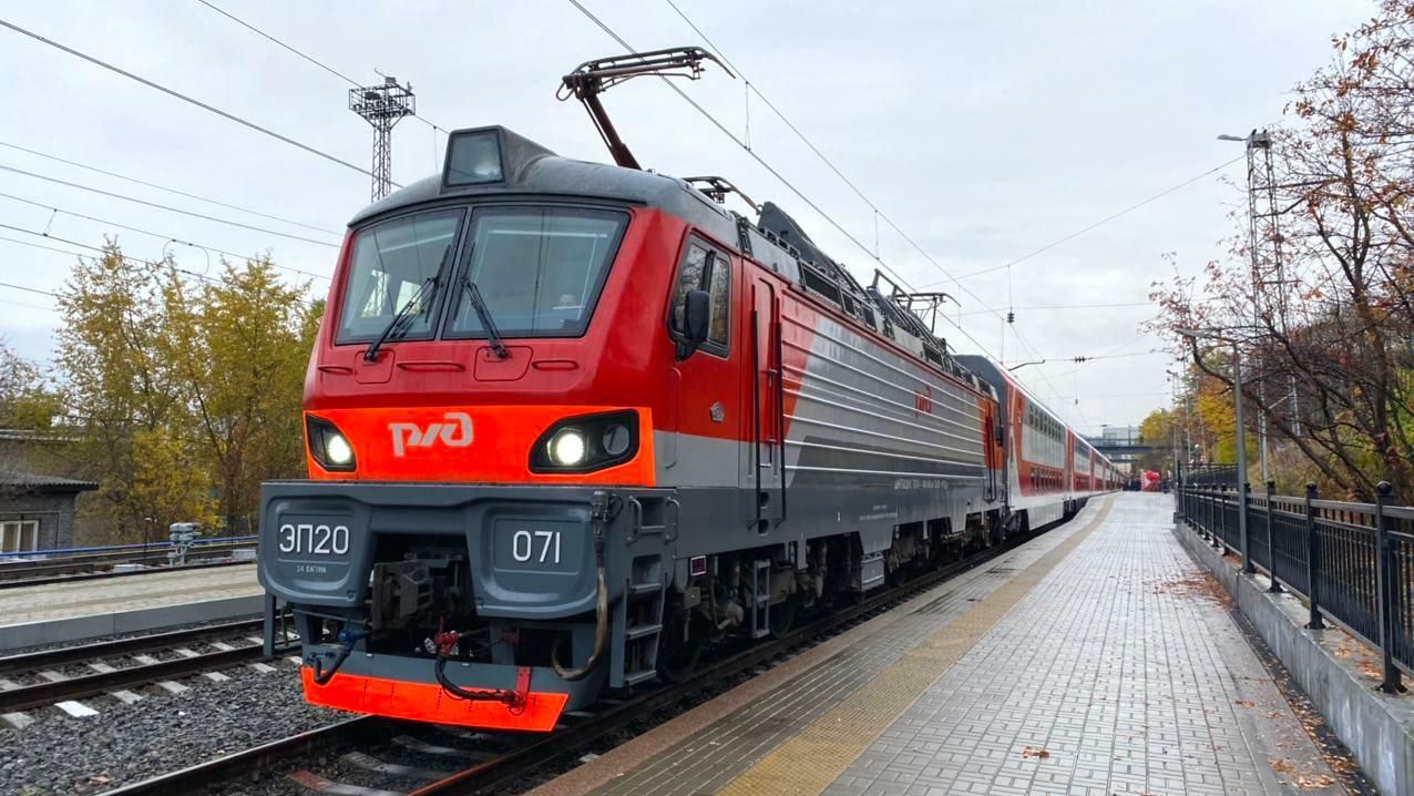 Двухэтажный поезд перед отправлением из Мурманска в Санкт-Петербург Двухэтажный поезд перед отправлением из Мурманска в Санкт-Петербург - РИА Новости, 1920, 12.10.2020