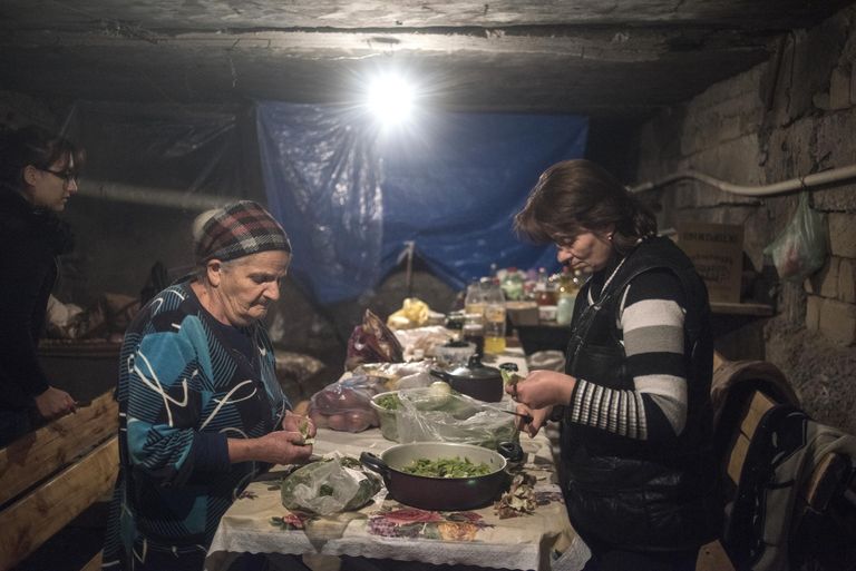 Местные жители готовят еду в подвале одного из домов города Шуши Местные жители готовят еду в подвале одного из домов города Шуши