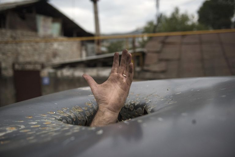 Пробоина в крыше автомобиля, появившаяся в результате обстрелов Степанакерта в Нагорном Карабахе Пробоина в крыше автомобиля, появившаяся в результате обстрелов Степанакерта в Нагорном Карабахе