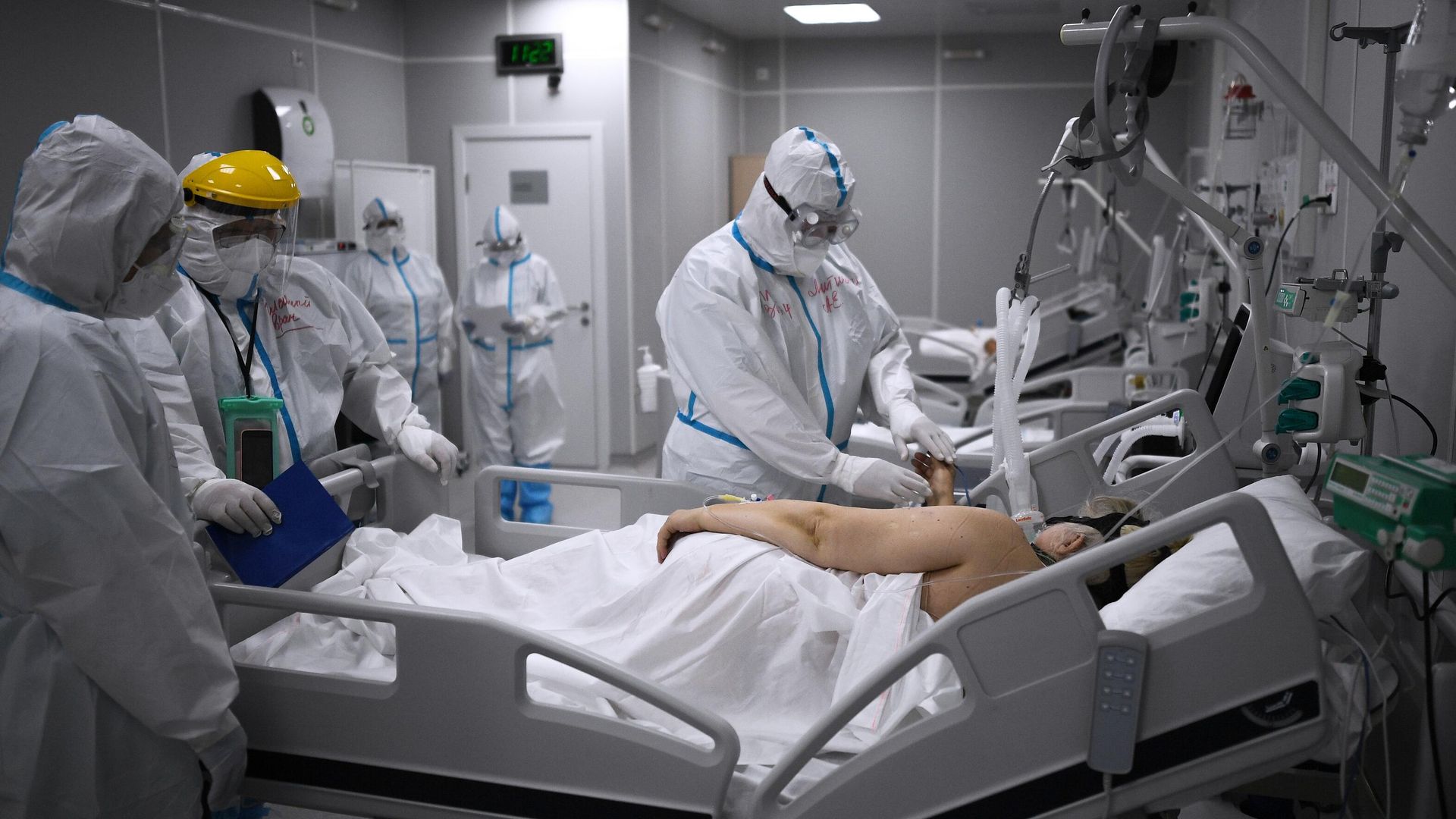 Медицинские работники во временном госпитале для пациентов с COVID-19 в Сокольниках Медицинские работники во временном госпитале для пациентов с COVID-19 в Сокольниках - РИА Новости, 1920, 19.10.2020