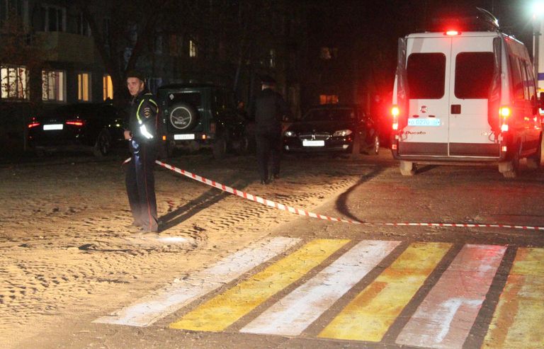 Сотрудники полиции на автобусной остановке в поселке Большеорловский в Нижегородской области, где неизвестный устроил стрельбу