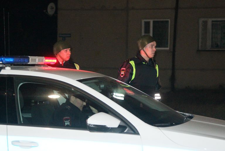 Сотрудники полиции на автобусной остановке в поселке Большеорловский в Нижегородской области, где неизвестный устроил стрельбу