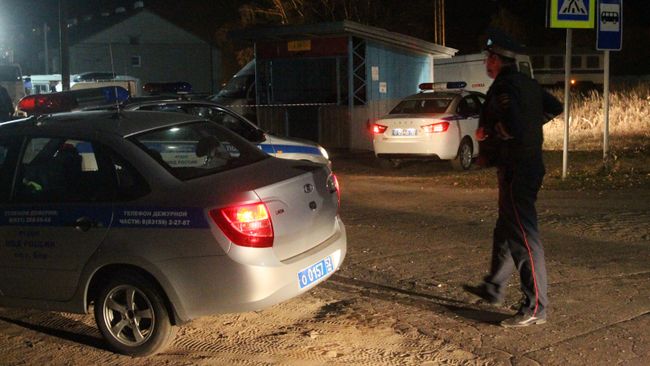 Сотрудники полиции на автобусной остановке в поселке Большеорловский в Нижегородской области, где неизвестный устроил стрельбу
