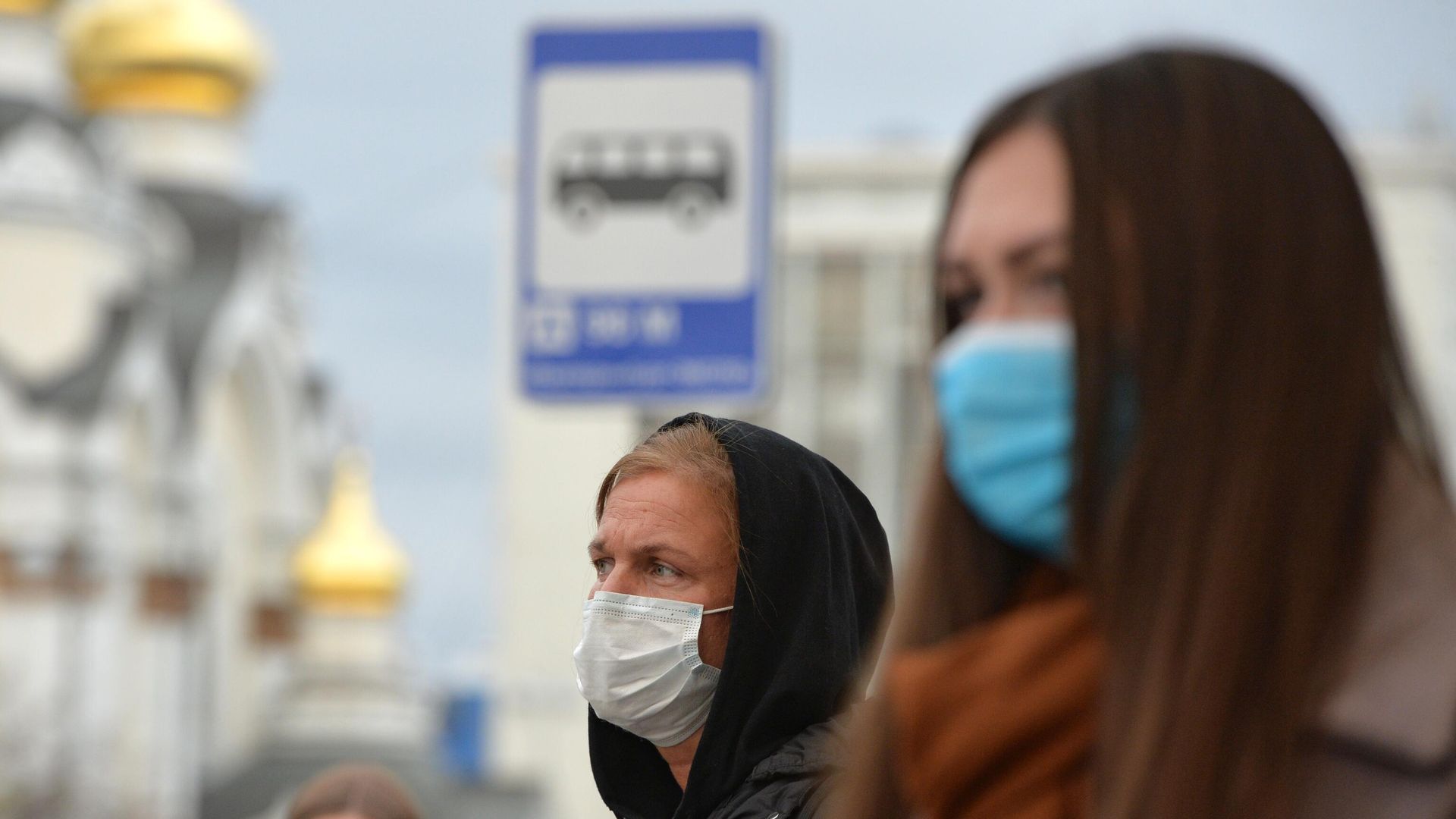Люди в защитных масках на остановке общественного транспорта в Екатеринбурге - РИА Новости, 1920, 14.10.2020