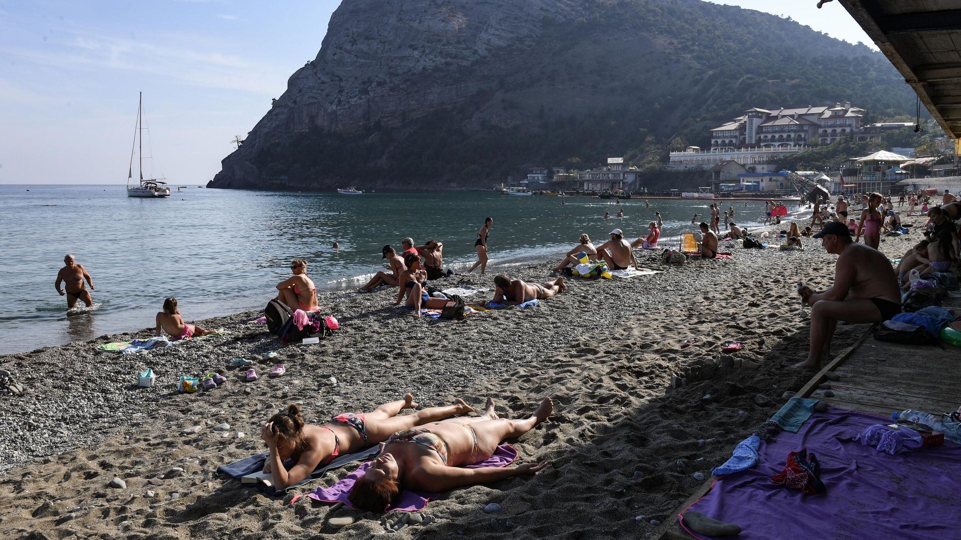 Люди загорают на пляже в поселке Новый Свет в Крыму Люди загорают на пляже в поселке Новый Свет в Крыму - РИА Новости, 1920, 15.10.2020