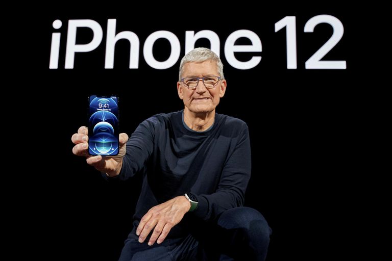 Тим Кук во время презентации смартфона iPhone 12 Тим Кук во время презентации смартфона iPhone 12