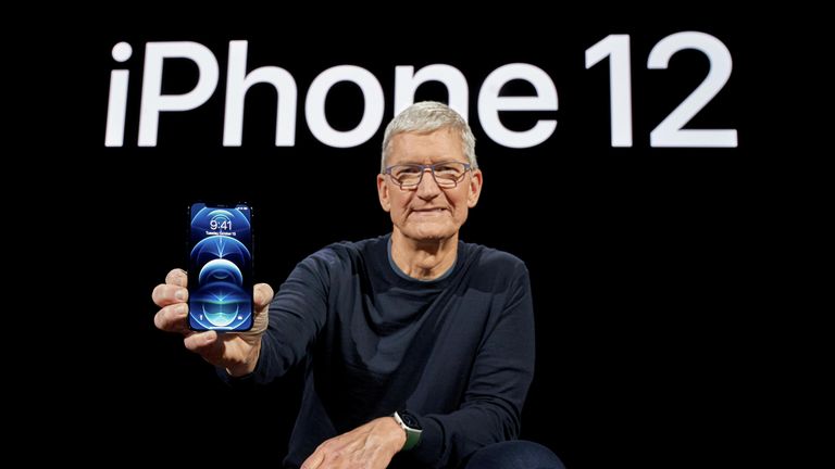 Тим Кук во время презентации смартфона iPhone 12 Тим Кук во время презентации смартфона iPhone 12