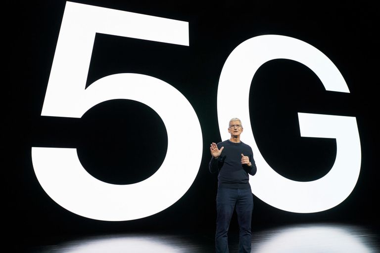 Тим Кук во время презентации смартфона iPhone 12 Тим Кук во время презентации смартфона iPhone 12