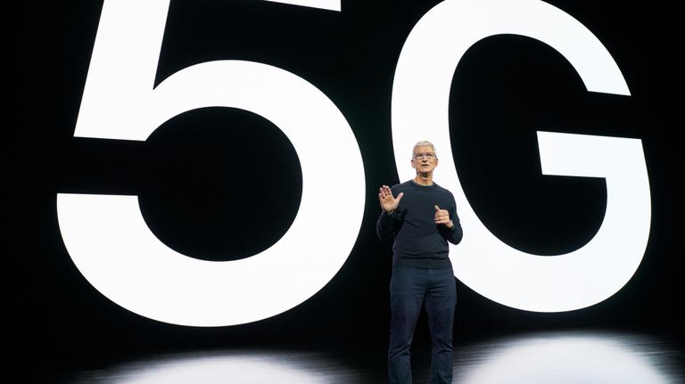 Тим Кук во время презентации смартфона iPhone 12 Тим Кук во время презентации смартфона iPhone 12