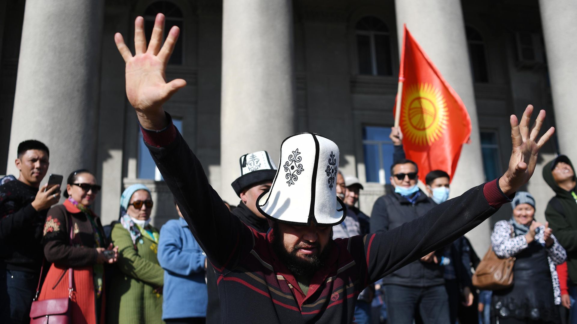 Участники митинга на Старой площади в Бишкеке Участники митинга на Старой площади в Бишкеке - РИА Новости, 1920, 14.10.2020