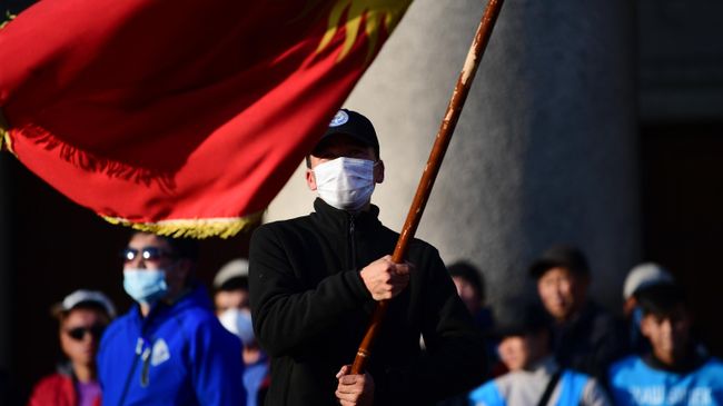 Участники митинга на Старой площади в Бишкеке Участники митинга на Старой площади в Бишкеке