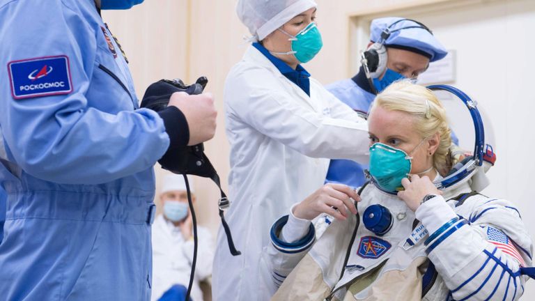 Участница основного экипажа 64-й экспедиции на МКС астронавт NASA Кэтлин Рубинс перед запуском ракеты-носителя Союз-2.1а с транспортным пилотируемым кораблем Союз МС-17 со стартовой площадки №31 космодрома Байконур Участница основного экипажа 64-й экспедиции на МКС астронавт NASA Кэтлин Рубинс перед запуском ракеты-носителя Союз-2.1а с транспортным пилотируемым кораблем Союз МС-17 со стартовой площадки №31 космодрома Байконур