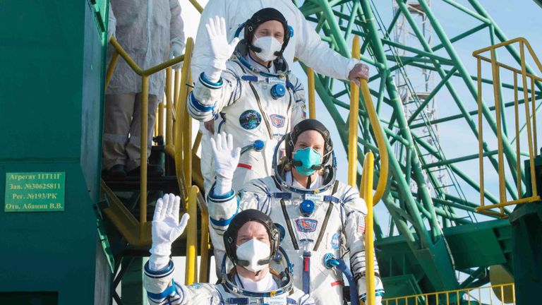 Участники основного экипажа 64-й экспедиции на Международную космическую станцию Участники основного экипажа 64-й экспедиции на Международную космическую станцию