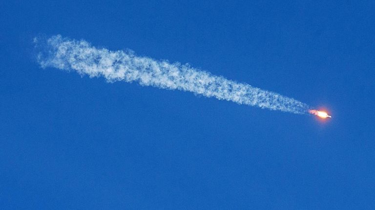 Ракета-носитель Союз-2.1а с транспортным пилотируемым кораблем Союз МС-17 во время запуска со стартовой площадки №31 космодрома Байконур Ракета-носитель Союз-2.1а с транспортным пилотируемым кораблем Союз МС-17 во время запуска со стартовой площадки №31 космодрома Байконур