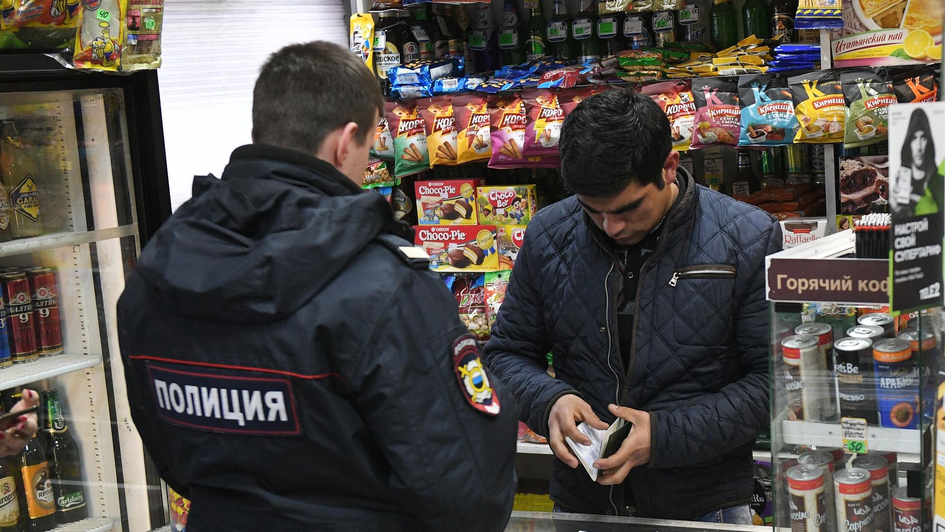 Сотрудник полиции в одном из московских продуктовых магазинов во время рейда по выявлению точек продажи контрафактной продукции Сотрудник полиции в одном из московских продуктовых магазинов во время рейда по выявлению точек продажи контрафактной продукции - РИА Новости, 1920, 14.10.2020