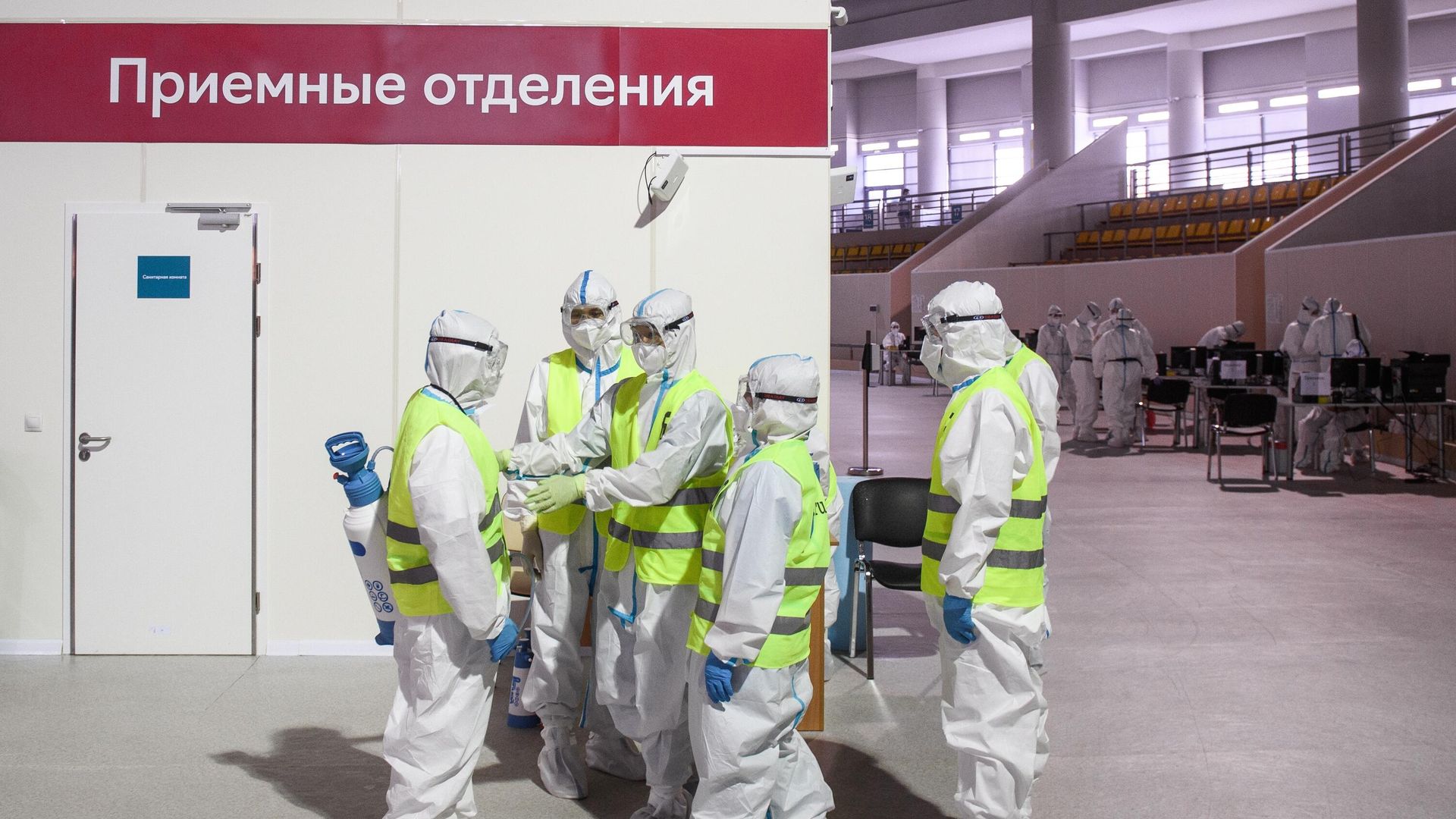 Медицинские работники во временном госпитале для пациентов с COVID-19 в ледовом дворце Крылатское в Москве Медицинские работники во временном госпитале для пациентов с COVID-19 в ледовом дворце Крылатское в Москве - РИА Новости, 1920, 15.10.2020