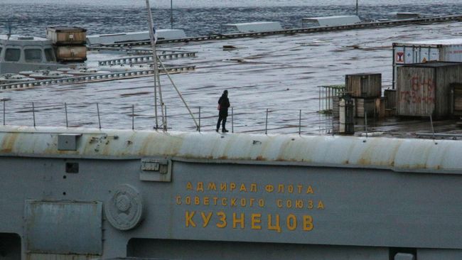 Авианесущий крейсер Адмирал Кузнецов в порту Мурманска