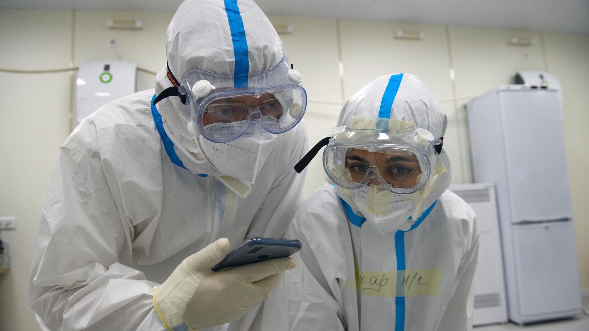 Медицинские работники во временном госпитале для пациентов с COVID-19 Медицинские работники во временном госпитале для пациентов с COVID-19 - РИА Новости, 1920, 15.10.2020