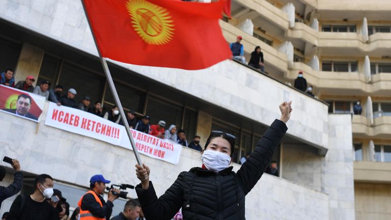 Сторонники премьер-министра Садыра Жапарова на митинге у гостиницы Иссык-Куль в Бишкеке Сторонники премьер-министра Садыра Жапарова на митинге у гостиницы Иссык-Куль в Бишкеке