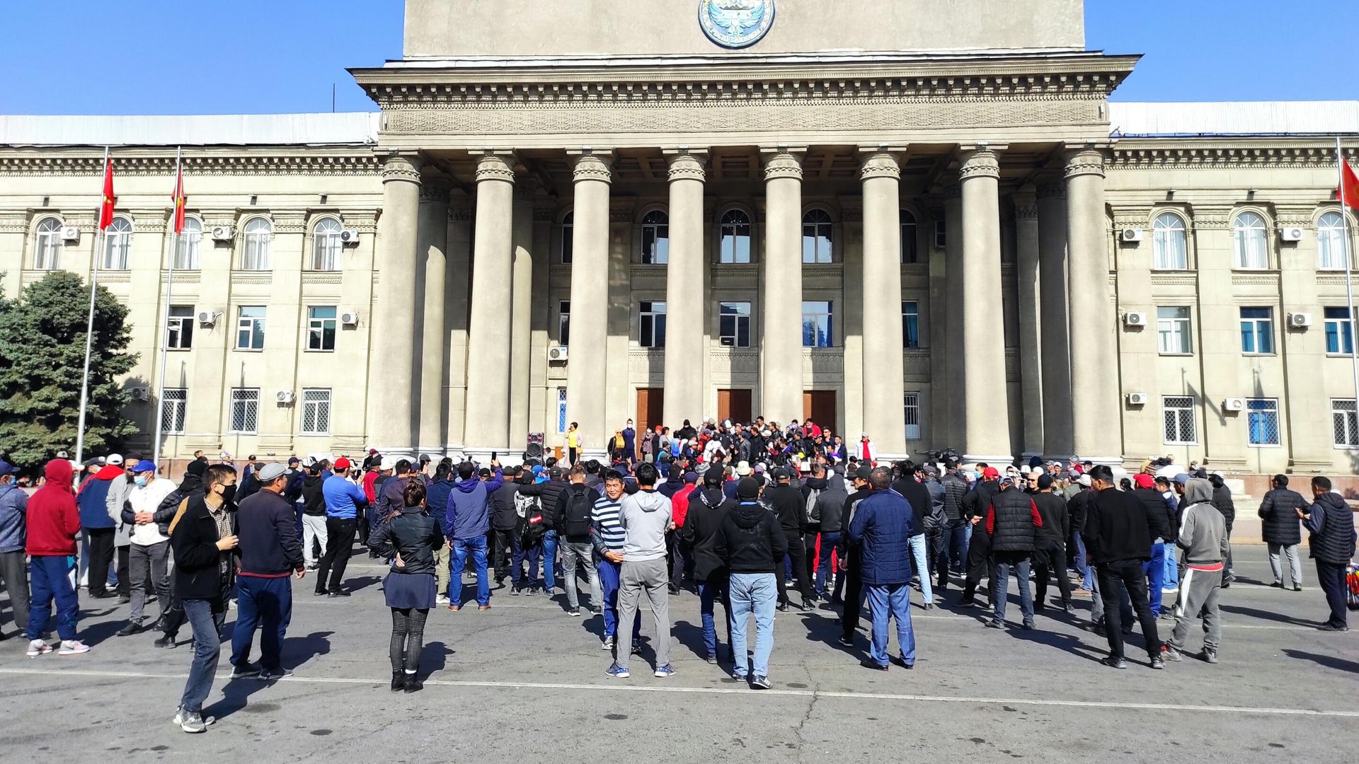 Митингующие у дома правительства в Бишкеке Митингующие у дома правительства в Бишкеке - РИА Новости, 1920, 16.10.2020