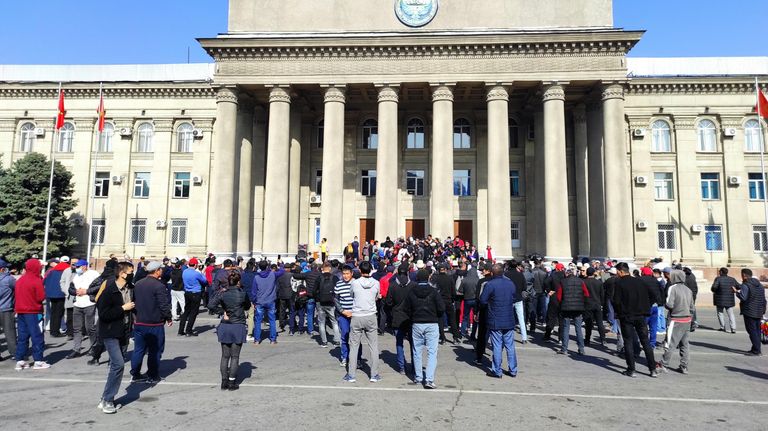 Митингующие у дома правительства в Бишкеке Митингующие у дома правительства в Бишкеке
