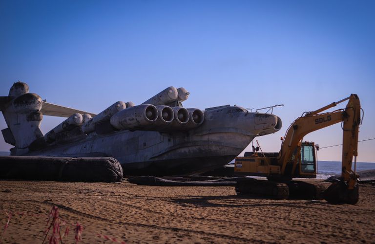 Советский ракетный экраноплан Лунь, лежащий на побережье Каспийского моря близ Дербента Советский ракетный экраноплан Лунь, лежащий на побережье Каспийского моря близ Дербента