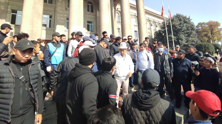 Митингующие у дома правительства в Бишкеке Митингующие у дома правительства в Бишкеке