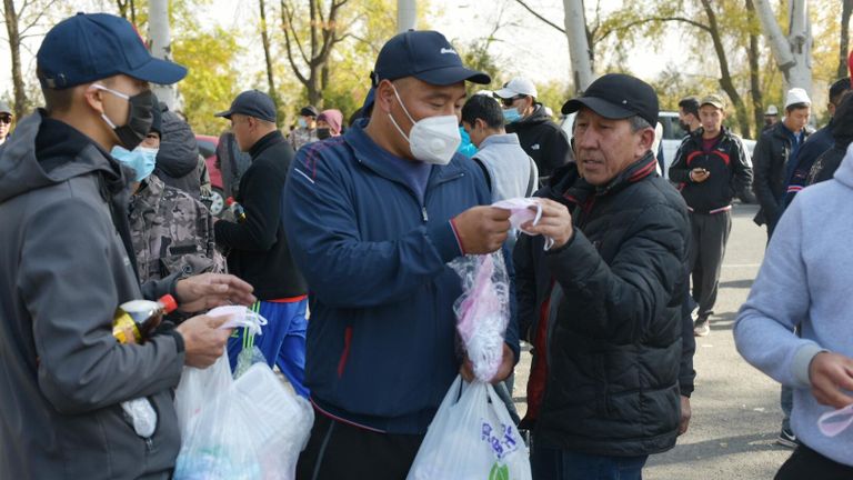 Раздача масок митингующим у гостиницы Иссык-Куль в Бишкеке Раздача масок митингующим у гостиницы Иссык-Куль в Бишкеке