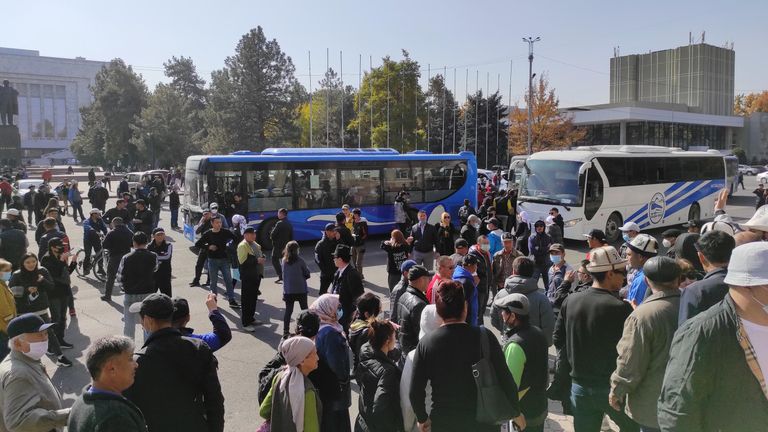 Митингующие у дома правительства в Бишкеке Митингующие у дома правительства в Бишкеке