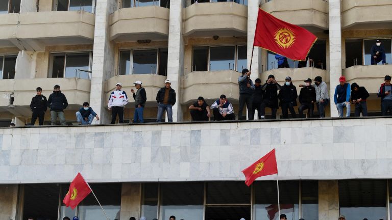 Сторонники премьер-министра Садыра Жапарова на митинге у гостиницы Иссык-Куль в Бишкеке Сторонники премьер-министра Садыра Жапарова на митинге у гостиницы Иссык-Куль в Бишкеке